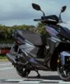 2026 SYM JET SL+ 星際銀車色賽道美圖,展示新款銳利折線與 V 型定位燈設計
