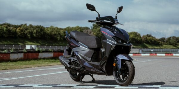 2026 SYM JET SL+ 星際銀車色賽道美圖,展示新款銳利折線與 V 型定位燈設計