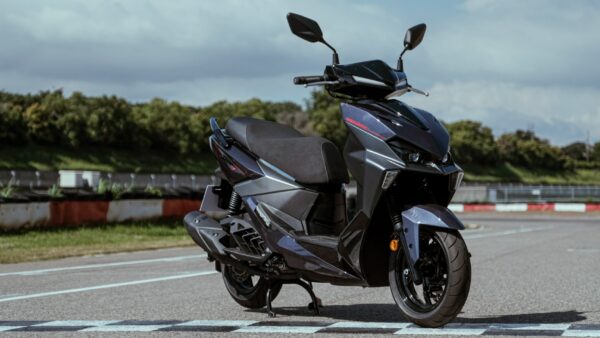 2026 SYM JET SL+ 星際銀車色賽道美圖,展示新款銳利折線與 V 型定位燈設計